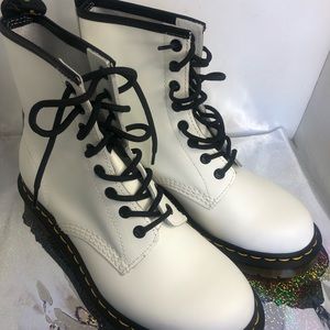 Dr. Martens Lace up classic white boots, Dr martens air cushion sole size 8 NWOT